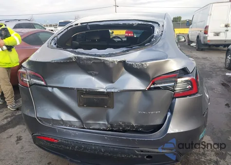 2025 Tesla Model Y Long Range Dual Motor All-Wheel Drive z USA, uszkodzony, nr VIN 7SAYGAEE0SF279045